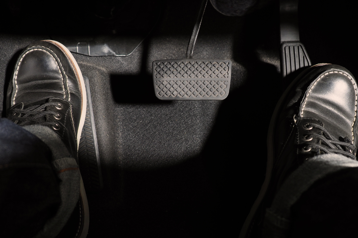ถอดรองเท้าขับรถมีผลเสียอย่างไร